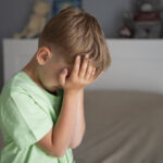 Un copil neglijat rămâne adesea cu traume care i-ar putea marca viața de adult.
